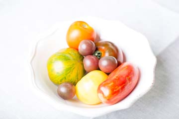 Tomaten in verschiedenen Farben und Formen in einer Schale