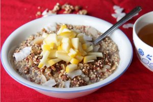 Granola mit frischen Apfelstücken