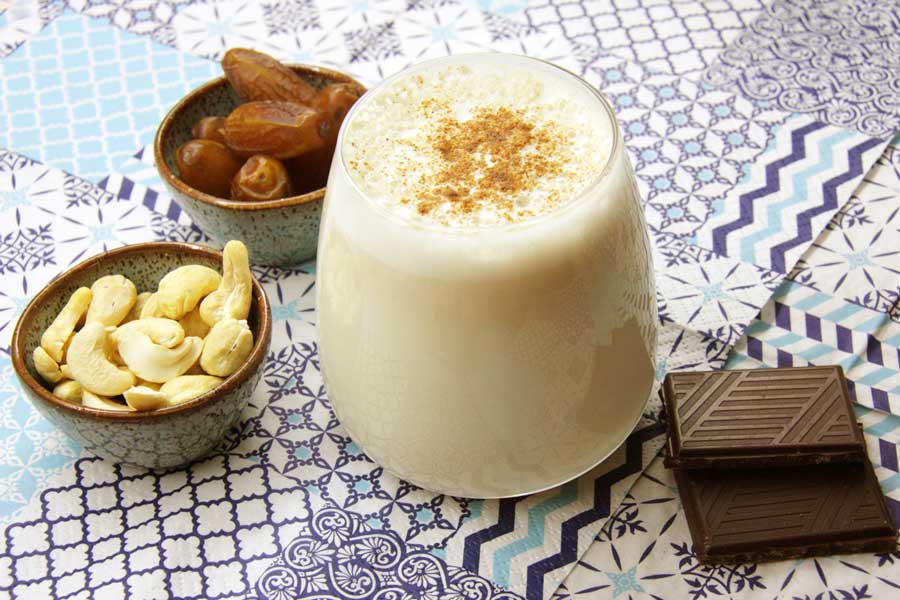 Cashewmilch mit Datteln gesüßt