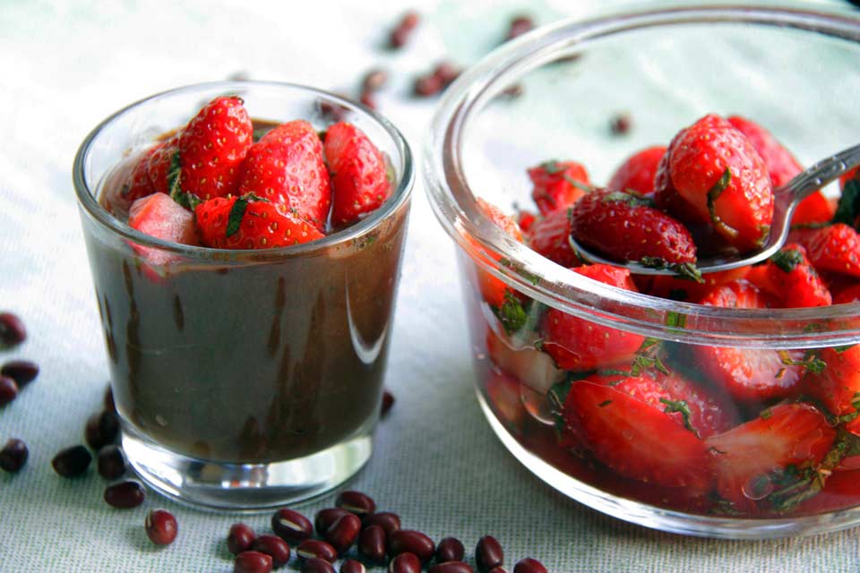 Mousse aus Bohnen mit marinierten Erdbeeren