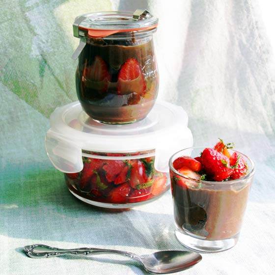 Schokomousse aus Bohnen mit marinierten Erdbeeren bürotauglich verpackt
