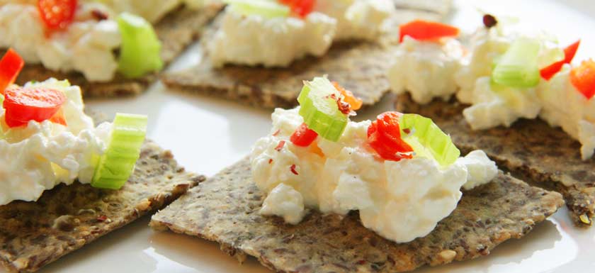 Selbstgemachte Cracker mit Cottagecheese