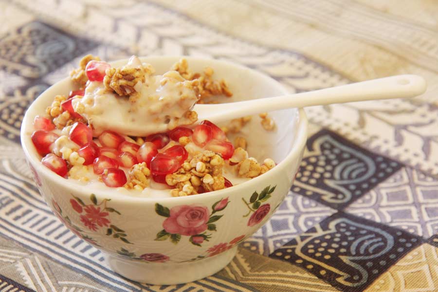 Granola mit Joghurt und Granatapfelkernen