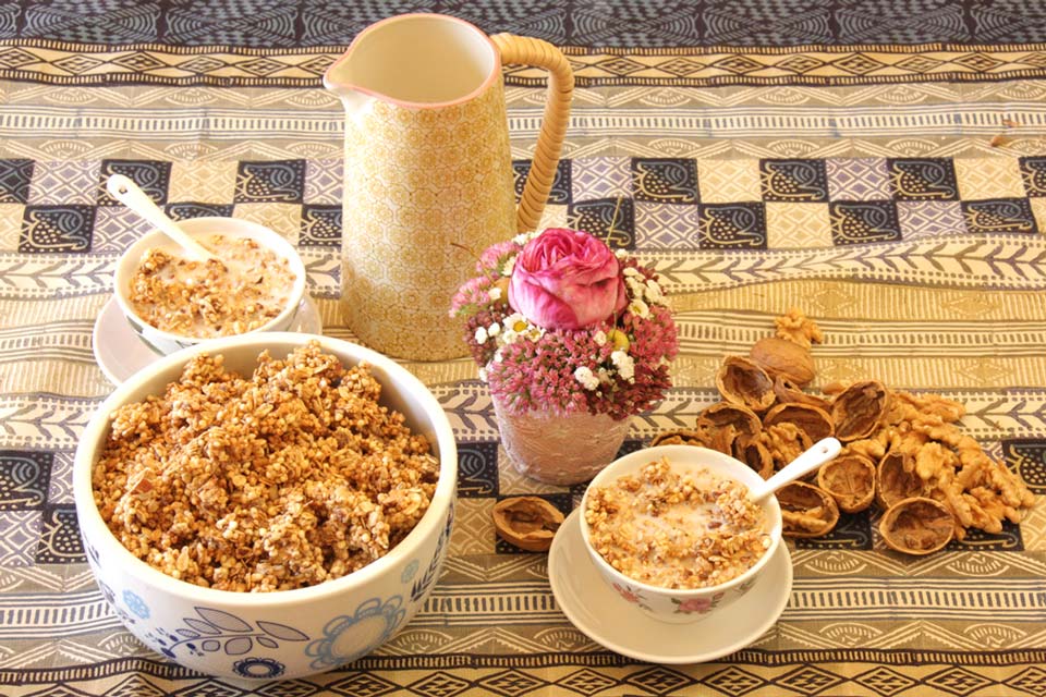 Granola warm und duftend am Frühstückstisch