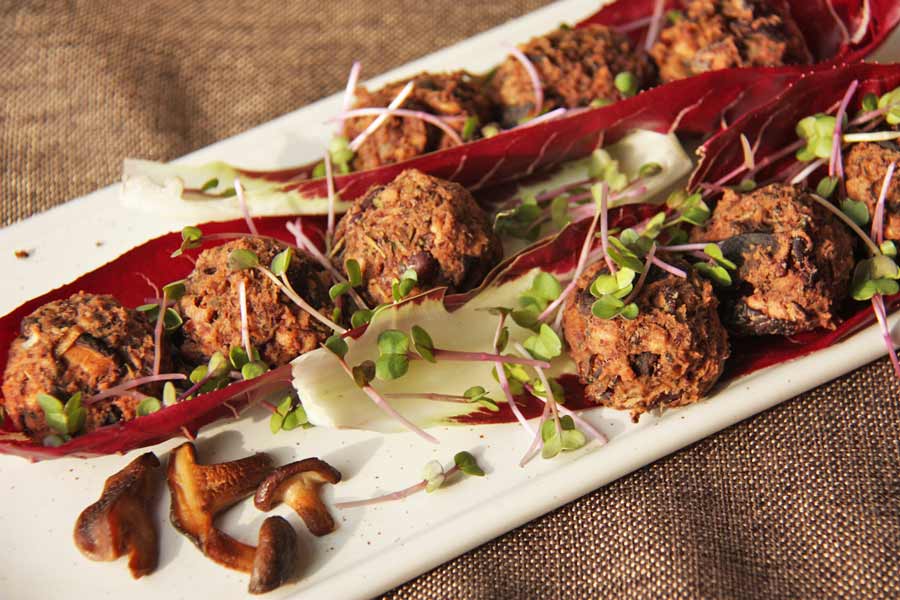 Pilzbällchen auf Radicchio mit Radieschensprossen