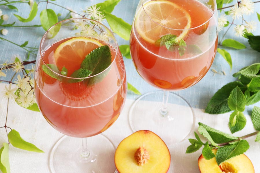 Sommerdrink mit Kombucha und Pfirsichnektar