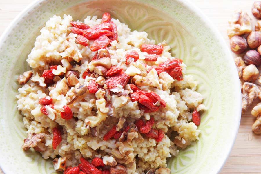 Hirsefrühstück mit Nüssen und Gojibeeren