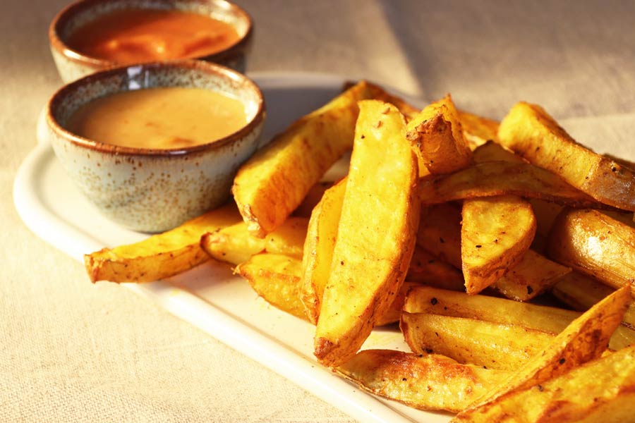 Curry-Pommes mit zweierlei Dips