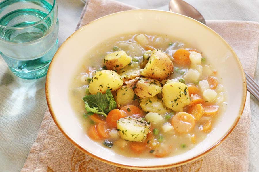 Gebundene Gemüsesuppe mit Petersilerdäpfel