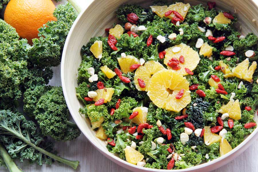 Grünkohlsalat mit Orange und Gojibeeren