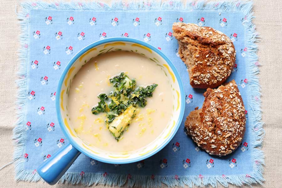 Spargelsuppe und Brot