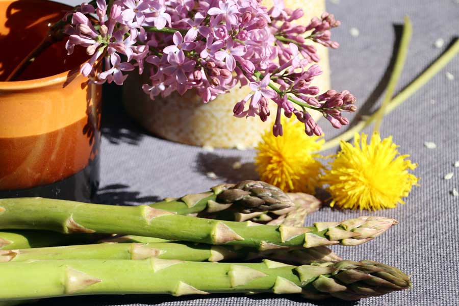 Frühlingsblüten plus junger Spargel