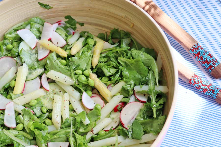 Salat mit Erbsen und weißen Spargel