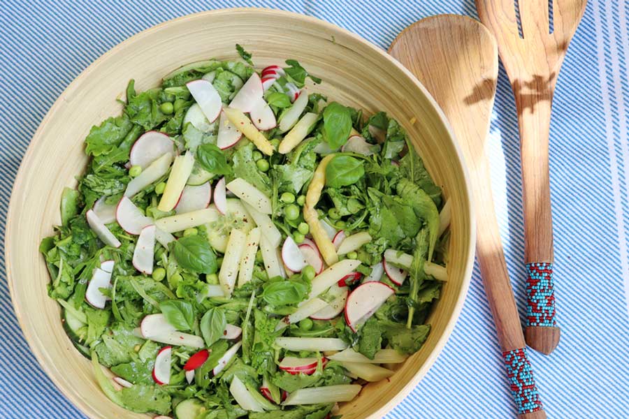 Salat mit Erbsen und weißen Spargel