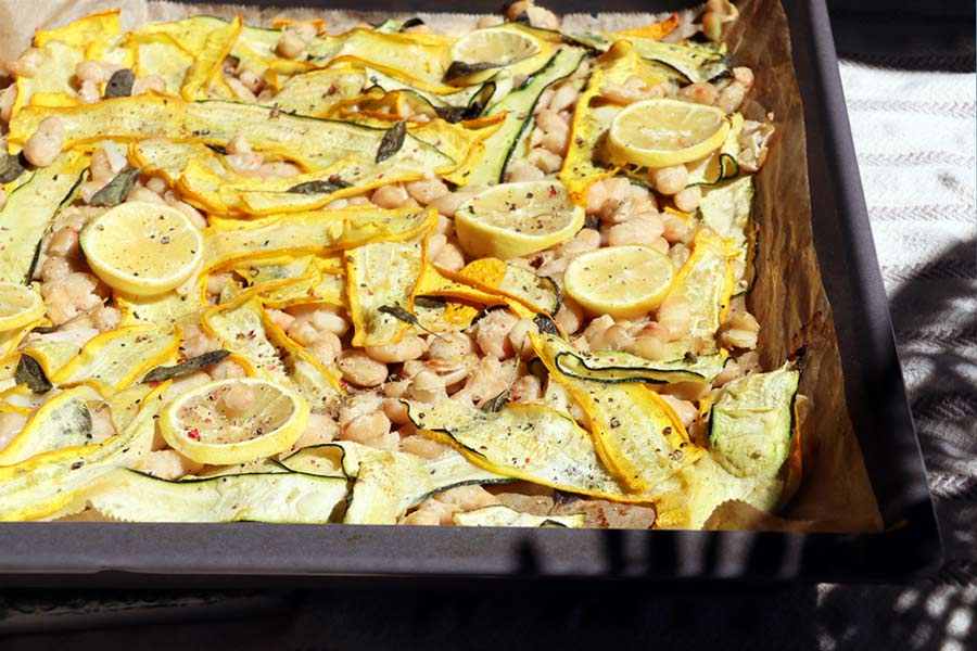 Riesenbohnen und Zucchini aus dem Ofen am Blech aufgetischt