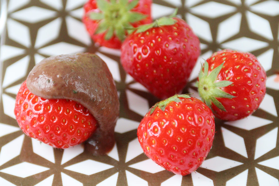 Bunt Gekocht | Mousse Haricot mit marinierten Erdbeeren
